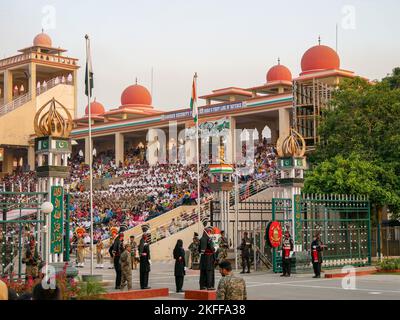 Frontière entre l'Inde et le Pakistan dans la ville pakistanaise de Wagah lors de la cérémonie quotidienne de fermeture de la frontière - coup de feu sur la porte principale Banque D'Images