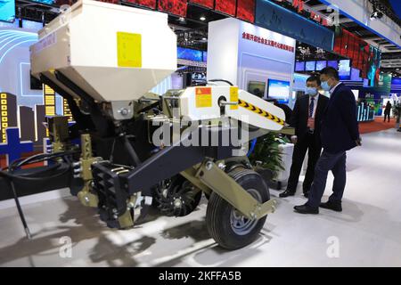 (221118) -- SHENYANG, 18 novembre 2022 (Xinhua) -- les gens voient les machines agricoles lors d'une exposition lors du salon international de l'investissement et du commerce de Liaoning 2022 à Shenyang, dans la province de Liaoning, dans le nord-est de la Chine, 18 novembre 2022. Le salon international de l'investissement et du commerce de Liaoning de 2022 a débuté ici vendredi. Thématique « étendre la voie d'ouverture, partager le développement vert », la foire vise à promouvoir les réalisations de la revitalisation et du développement du Liaoning, et à stimuler la coopération économique et commerciale entre la province et d'autres parties. (Xinhua/Wang Yijie) Banque D'Images