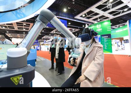 (221118) -- SHENYANG, 18 novembre 2022 (Xinhua) -- Un visiteur tente de manipuler un robot de réhabilitation lors d'une exposition lors de la foire internationale d'investissement et de commerce de Liaoning 2022 à Shenyang, dans la province de Liaoning, dans le nord-est de la Chine, le 18 novembre 2022. Le salon international de l'investissement et du commerce de Liaoning de 2022 a débuté ici vendredi. Thématique « étendre la voie d'ouverture, partager le développement vert », la foire vise à promouvoir les réalisations de la revitalisation et du développement du Liaoning, et à stimuler la coopération économique et commerciale entre la province et d'autres parties. (Xinhua/Wang Yijie) Banque D'Images