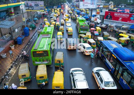 NEW DELHI - SEPTEMBRE 16 : vie dans la rue, embouteillage avec voitures, transports en commun, Auto rickshaws sur une route proche de la gare de New Delhi à Septemb Banque D'Images