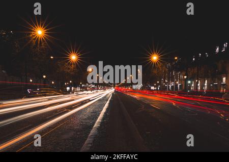 Vue panoramique sur les feux de signalisation sur les champs Elysées à Paris la nuit Banque D'Images