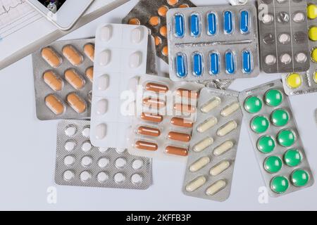 Il y a beaucoup de différents types de pilules sur la table avec dans le médecin de bureau médical Banque D'Images