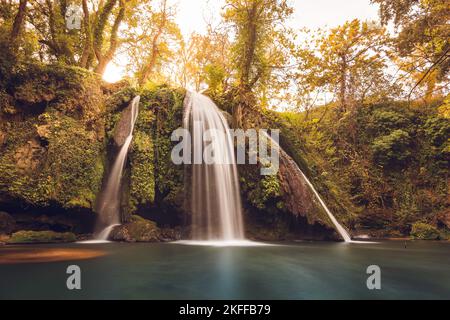 Vue panoramique sur les chutes d'eau en Provence au sud de la France contre la lumière chaude du coucher du soleil Banque D'Images