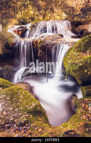 Vue panoramique sur les chutes d'eau en Provence au sud de la France contre la lumière chaude du coucher du soleil Banque D'Images