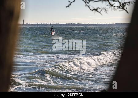 Kiel, Allemagne, 18 novembre 2022. Un surfeur de Wingfoil surfent sur la mer baltique par temps ensoleillé et orageux. Credit: Frank Molter/Alamy Live News Banque D'Images