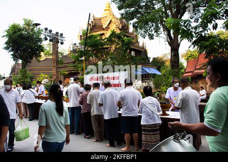 Le peuple thaïlandais et le praticien observent religieux ou pratique dharma se joindre à la tradition mérite la prière rituelle et les offrandes de nourriture almsdonnant à Wat Sangkhatan Banque D'Images