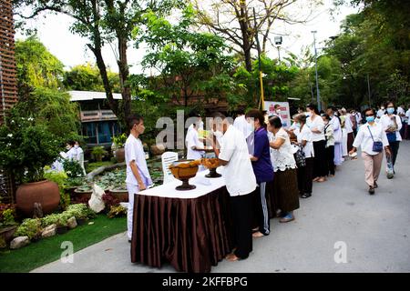 Le peuple thaïlandais et le praticien observent religieux ou pratique dharma se joindre à la tradition mérite la prière rituelle et les offrandes de nourriture almsdonnant à Wat Sangkhatan Banque D'Images