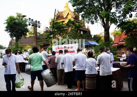 Le peuple thaïlandais et le praticien observent religieux ou pratique dharma se joindre à la tradition mérite la prière rituelle et les offrandes de nourriture almsdonnant à Wat Sangkhatan Banque D'Images