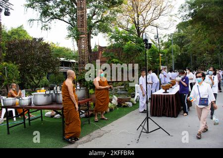 Le peuple thaïlandais et le praticien observent religieux ou pratique dharma se joindre à la tradition mérite la prière rituelle et les offrandes de nourriture almsdonnant à Wat Sangkhatan Banque D'Images