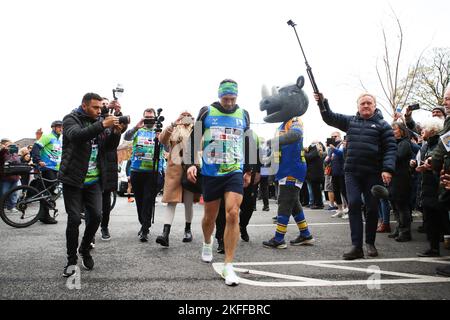 Kevin Sinfield pendant le sixième jour du défi Ultra 7 en 7 de York à Bradford. L'ancien capitaine de Leeds est prévu pour compléter sept ultra-marathons en autant de jours pour aider à la recherche sur la maladie des motoneurones, en terminant par une course dans Old Trafford à la mi-temps de la finale de la coupe du monde de rugby à XIII sur 19 novembre. Date de la photo: Vendredi 18 novembre 2022. Banque D'Images