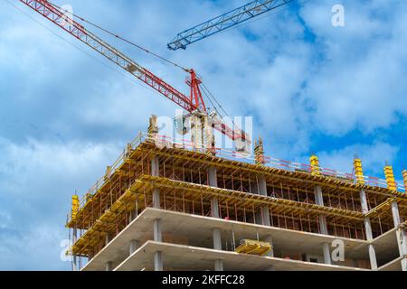 Novi Sad, Serbie - 17 juillet 2022: Chantier de construction d'appartements de quartier résidentiel. De nombreux projets sont en cours de construction en Serbie. Banque D'Images