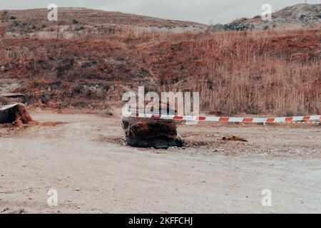 Vue en grand angle d'un terrain poussiéreux avec balles de foin et clôtures. Concept de rallye et de terrains tout-terrain. Copier l'espace. Banque D'Images