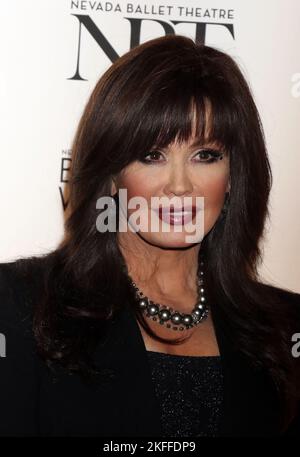 Marie Osmond qui assistait au Nevada Ballet Theatre rend hommage à Olivia Newton-John comme sa « femme de l'année » 2016 au Black & White ball 32nd de Wynn à Las Vegas, aux États-Unis. Banque D'Images