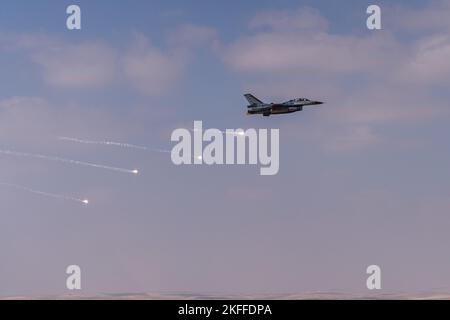 Un faucon jordanien F-16 déploie des fusées éclairantes pendant l'exercice Eager Lion en Jordanie, le 14 septembre 2022. Eager Lion 22 est un exercice multilatéral organisé par le Royaume hachémite de Jordanie, destiné à échanger des compétences militaires et à améliorer l'interopérabilité entre les pays partenaires. Banque D'Images