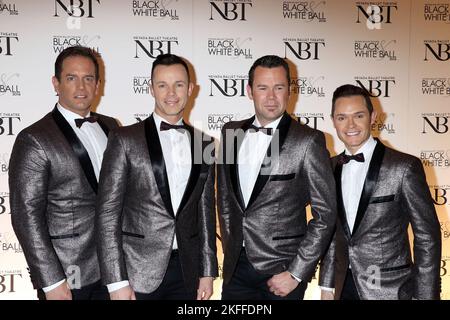 Human nature assistant au Nevada Ballet Theatre rend hommage à Olivia Newton-John comme sa « Femme de l'année » 2016 au Black & White ball 32nd de Wynn à Las Vegas, aux États-Unis. Banque D'Images