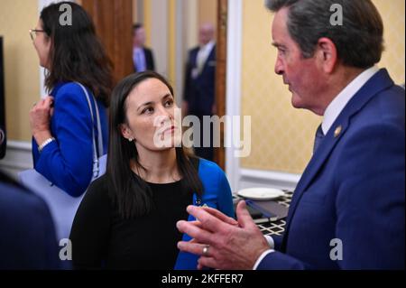 Le sous-secrétaire de la Force aérienne Gina Ortiz Jones parle avec le représentant John Garamendi lors de la célébration de l’anniversaire de la Force aérienne en 75th au Capitole des États-Unis, à Washington, D.C., le 14 septembre 2022. L'anniversaire tombe officiellement le 18 septembre. Banque D'Images