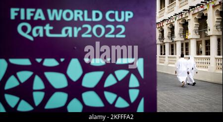 DOHA - Qatar, 18/11/2022, DOHA - le logo de la coupe du monde de la FIFA dans le Souq Waqif au centre de Doha. Le Qatar attend la coupe du monde de la FIFA. ANP KOEN VAN WEEL pays-bas hors - belgique hors Banque D'Images