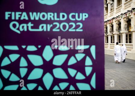 DOHA - Qatar, 18/11/2022, DOHA - le logo de la coupe du monde de la FIFA dans le Souq Waqif au centre de Doha. Le Qatar attend la coupe du monde de la FIFA. ANP KOEN VAN WEEL pays-bas hors - belgique hors Banque D'Images