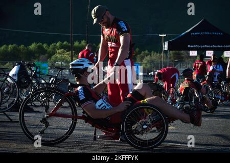 Le vétéran de la marine Richard Stalder, de Muenster, au Texas, reçoit quelques encouragements avant le début de la compétition de vélo à position allongée durant la 20 Banque D'Images