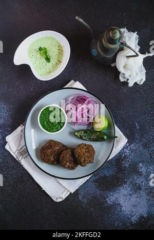 Un cliché vertical de kébab shami avec des tranches d'oignon et de citron Banque D'Images