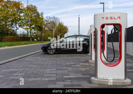 Une rangée de chargeurs Tesla avec une voiture Tesla de charge noire Wetzlar, Allemagne Banque D'Images