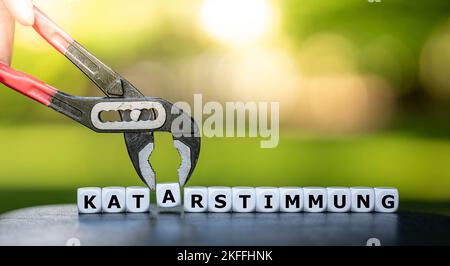 Les dés forment le mot allemand 'Katar Stimmung' (atmosphère du Qatar). Le mot allemand 'Katerstimmung' signifie également avoir une mauvaise humeur. Banque D'Images