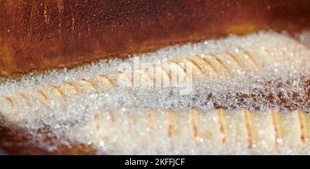 Cuisson de pommes de terre frites en spirale dans de l'huile bouillante, riche en gras et en calories fast food, plat malsain mais très délicieux dans la rue festival de la nourriture. spirale pota Banque D'Images