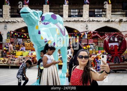 DOHA - les touristes prennent une photo à un chameau de la coupe du monde de la FIFA dans le Souq Waqif dans le centre-ville de Doha. Le Qatar attend la coupe du monde de la FIFA. ANP KOEN VAN WEEL pays-bas hors - belgique hors Banque D'Images