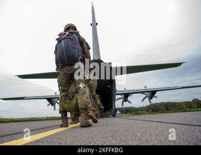 Les forces terrestres polonaises sont à bord d'un avion C-130J Super Hercules, affecté au 37th e Escadron de transport aérien de la base aérienne de Ramstein, en Allemagne, avant une chute d'air statique dans le cadre de la rotation 22-4 du détachement d'aviation (formation ADR 22-4), à l'aéroport international de Krakòw, en Pologne, le 14 septembre 2022. Les EIM sont des exercices de formation et des déploiements bilatéraux conçus pour améliorer l'interopérabilité des partenaires, maintenir une préparation conjointe et assurer nos alliés régionaux dans l'ensemble de la zone de responsabilité du Commandement européen des États-Unis. Banque D'Images