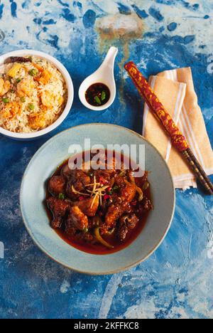 Un cliché vertical d'un plat de poulet épicé d'asie de l'est avec du riz Banque D'Images