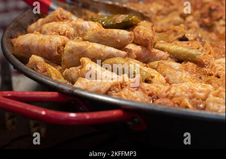 Rouleaux de chou farcis hongrois, garniture de viande hachée et de riz et sauce tomate épaisse aromatisée à la choucroute Banque D'Images