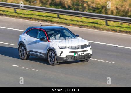 2022 White SUV VAUXHALL MOKKA E SRI PREMIUM Electricité ; sur l'autoroute M6 Royaume-Uni Banque D'Images