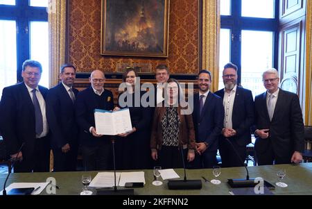 18 novembre 2022, Hambourg: Reinhard Meyer (l-r, SPD), ministre des Affaires économiques, de l'Infrastructure, du Tourisme et du travail de Mecklembourg-Poméranie occidentale, OLAF Lies (SPD), ministre des Affaires économiques, des Transports, du Bâtiment et de la numérisation en Basse-Saxe, Michael Westhagemann (aucune affiliation de parti), sénateur pour les Affaires économiques et l'innovation à Hambourg, Claudia Müller (Bündnis 90/Die Grünen), Coordinateur pour l'économie maritime et le tourisme du Gouvernement fédéral, Heiko Messerschmidt, IG Metall Küste, Economie maritime, politique et presse, Kristina Vogt ( Die Linke), sénateur pour l'économie, le travail Banque D'Images