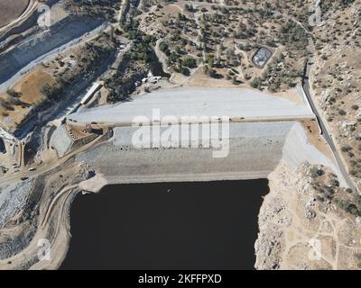 Vue aérienne du barrage principal du projet de modification de la sécurité du barrage Isabella dans le lac Isabella, Californie, 14 septembre 2022. Les équipages du U.S. Army corps of Engineers District de Sacramento approchent de l'achèvement des travaux de construction sur le projet, qui comprend la modernisation des barrages auxiliaires et principaux, le déversoir de service, le déversoir d'urgence et un nouveau déversoir à labyrinthe. Le projet vise à réduire les risques d'inondation pour les collectivités en aval, y compris Bakersfield. Isabella Dam, lac Isabella, États-Unis Corps d'armée des ingénieurs, USACE, sécurité du barrage, déversoir de labyrinthe, Banque D'Images