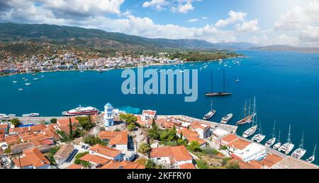 Vue panoramique sur la ville de Poros et le golfe Saronique Banque D'Images