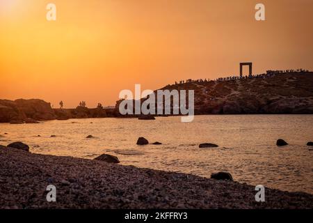 La baie en face de la célèbre porte de Portara sur l'île de Naxos Banque D'Images