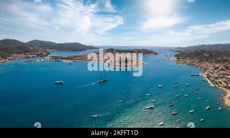 Vue aérienne sur la baie et la ville de l'île de Poros Banque D'Images