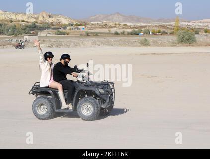 GÖREME,NEVSEHIR,TURQUIE-NOVEMBRE 05:Jeune couple non identifié profitant de la promenade en VTT en Cappadoce. 05 novembre, 2022 à Göreme, Nevsehir, Turquie Banque D'Images