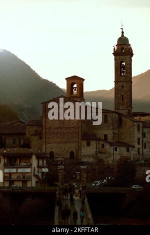 L'ancienne cathédrale de Bobbio, vue de l'autre côté de la rivière Trebbia Banque D'Images