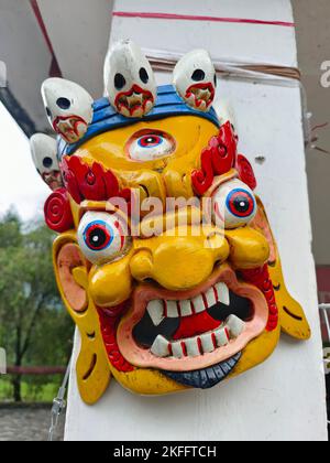 Masques en bois colorés et objets artisanaux en vente dans le magasin du Sikkim, Inde. Banque D'Images