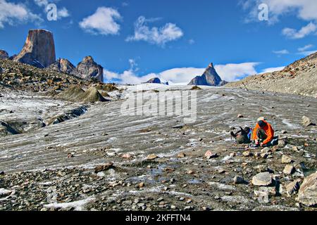 Monter des crampons pour grimper sur Turner Glacier et camper sous l'emblématique Mont Asgard. Banque D'Images