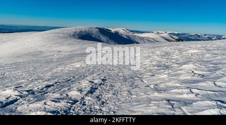 Partie occidentale des montagnes Low Tatras et Velka Fatra du sentier de randonnée au-dessus de sedlo Durkovej en Slovaquie pendant la matinée d'hiver avec ciel clair Banque D'Images