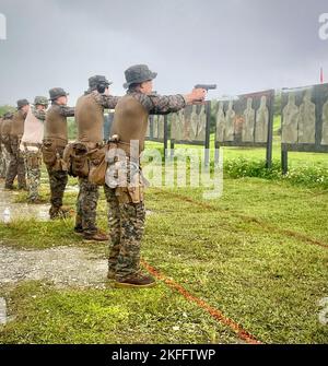 SANTA RITA, Guam (sept 14, 2022) marins et Marines affectés au détachement de Guam du Groupe de la sécurité expéditionnaire maritime (GMIN) 1 tirez à un rayon de tir pendant l'entraînement aux armes légères dirigé par l'unité d'évaluation de l'entraînement du GMIN-1 à Santa Rita, Guam, le 14 septembre 2022. Banque D'Images