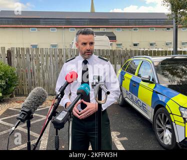 L'agent en chef adjoint Bobby Singleton s'adresse aux médias à la station Strabane PSNI. Date de la photo: Vendredi 18 novembre 2022. Banque D'Images
