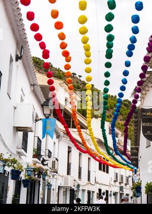 Rue à Mijas décorée pour la fête de septembre dans les montagnes au-dessus de la Costa Del sol dans le sud de l'Espagne Banque D'Images