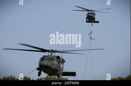 Des soldats américains ont fait une descente à bord d'un hélicoptère UH-60 Black Hawk à Camp Dodge à Johnston, Iowa, le 14 septembre 2022. Près de 30 soldats et aviateurs ont participé à un cours de Rappel Master organisé par une équipe d'entraînement mobile du Centre d'entraînement des soldats de la Garde nationale de l'Armée de terre basé à fort Benning, en Géorgie. Banque D'Images