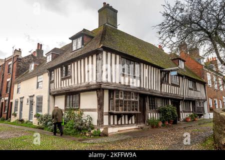 Seigle, 15 novembre 2022 : Saint Antoine, un bâtiment de l'époque Tudor à pans de bois, au coin de la place de l'église Banque D'Images