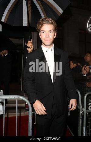 Will Poulter assiste à la soirée des GQ Men of the Year Awards. Vick Hope est engagé auprès de Calvin Harris. Banque D'Images