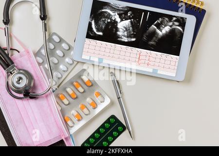 Pendant la grossesse, le médecin vérifie l'échographie de la femme enceinte pour déterminer quel traitement est nécessaire pour préserver le bébé Banque D'Images