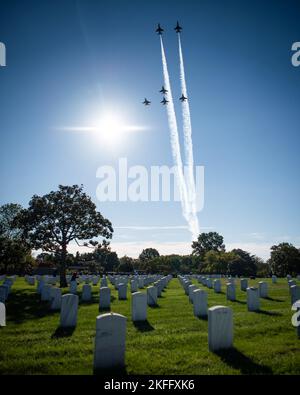 L'escadron de démonstration aérienne de la Force aérienne des États-Unis, connu sous le nom de Thunderbirds, effectue la première formation d'homme double manquant au-dessus du cimetière national d'Arlington, en Virginie, le 14 septembre 2022. Le survol a honoré deux membres de Thunderbirds, le lieutenant général Charles Pattillo et le major général Bill Pattillo, qui ont pris l'avion comme les premiers pilotes des ailes gauche et droite lorsque l'équipe a été mise en service en 1953. Banque D'Images